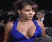 Beautiful Halle Berry dress bleue and beautiful boobs her ???? from beautiful young bhabhi dress change ope