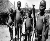 Первая гражданская война в Судане - голодающие дети, жители одной из южно-суданских деревень, позируют фотографу с боевым оружием, 8 марта 1971 года. from голые мамы дети