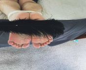 Heres the feet and the feather (male feet) from male feet