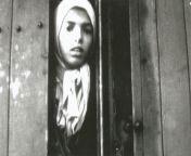Anna Maria Settela Steinbach, a 9-year-old Dutch Romani girl, glances out of a transport train in the Westerbork Transit Camp just before the door closed, on May 19, 1944. The train headed to Auschwitz. Settela was gassed there with her entire family ex from vedete romani