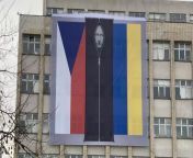 Putin in a body bag alongside the Czech and Ukrainian flags on the side of the Czech Int. ministry from czech force