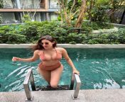 Amyra Dastur Kitna sexy aur lag rhi hai bikini main ahhh from kitna kaff