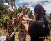 Residents on Indonesia&#39;s Sulawesi island are celebrating the Manene - where hundreds of corpses are pulled out of their graves, cleaned, dressed and given offerings as part of a ritual to honour their spirits and show gratitude from matako manene yaki bambiwa