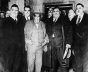 These are members of the Fat Men&#39;s Club of NY (1904). Members had to be at least 200 pounds, pay a &#36;1 fee to enter and learn a secret handshake and password. from simple fat sunty
