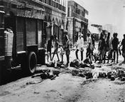 Dead bodies being loaded onto a truck during the Great Calcutta killings 1946. More than 4,000 Hindus died and 100,000 Hindu residents were left homeless in Calcutta within 72 hours. from bbln网站→→1946 cc←←bbln网站 pygj