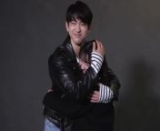 [50/50] GOT7&#39;s Jinyoung Hugging a Fan (SFW) &#124; South Korean Woman Brutally Pinned by Car (NSFL) from strangle korean woman