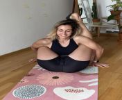 Any pretzel ? lovers over here? I recently started working towards my Di Mario Knot and I struggle to bring the feet more behind my shoulders. Do you recommend using a yoga strap to pull down the foot? from aimier yoga
