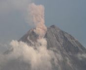 Gunung Semeru Erupsi Dua Kali, Semburkan Abu Vulkanik 500 Meter, Gunung Semeru di Lumajang, Jawa Timur dua kali mengalami erupsi pada Sabtu (6/4) pagi. Erupsi pertama terjadi pada pukul 5.11 WIB pagi. Erupsi pertama tercatat memuntahkan abu vulkanik setin from kebaya gunung gede