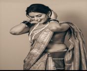 Madhura Deshpande showing glimpse of her deep navel from deep navel tiktok