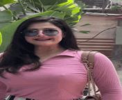Zarine khan showing her nipple pokie openly from www real zarine khan