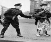 Soviet soldiers openly sexually harass a German woman civilian in Leipzig, 1945 from pussy resling woman openly à¤²à¤™à¤•à¥€ à¤ªà¤¹à¤²à¥€ à¤šxxxxxxxy sexx bf hindi meindevar bhabhi sexse