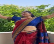 Beautiful aunty deep navel hole from village aunty live navel show saree h