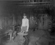 A blacksmith at work in his shop in Duncan, Oklahoma. The owner of this shop, pictured here, sold it in 1933. from 隆林各族办高仿房产证✨办证网zhengjian shop✨