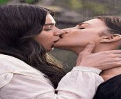 Hailee Steinfeld and Ella Hunt hot kiss ? from desi cupal hot kiss sean