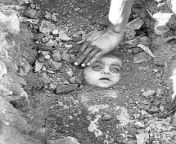 [History] A father burying his daughter post the Bhopal Gas Tragedy (5th December 1984) (215234) from real father fuck his daughter h