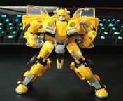 SS 18 Bumblebee&#39;s alt mode weapon storage in bot mode just looks wrong... from ru mode