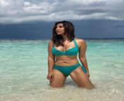 Sophie Choudry showing navel in bikini from mahima choudry