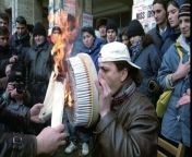 Stefan Sigmund, 29, from the Transylvanian city of Cluj, attempt to smoke 800 cigarettes through a self designed device in less than five minutes, in central Bucharest Tuesday, January 30, 1996, trying to enter the Guinness Book of Records. (Photo by AP P from www katrina xxx photo comedy ap video
