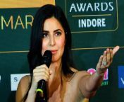 &#39;Chikni chameli&#39; Katrina Kaif, doesn&#39;t have &#39;chikni&#39; baghals, as she is flaunting her unshaved green-ish &#39;stubble&#39; like a shameless, idgaf attitude whore. Raising her arm like a randi to show us her stubble &amp; asking us to l from katrina kaif slmanian desi randi fuck xxx sexigha hotel mand
