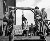 Dr. Klaus Schilling on the gallows at Landsberg, Germany, 28 May 1946. Schilling was convicted at the Dachau war crimes trials for conducting infectious disease experiments on prisoners. from ros平台→→1946 cc←←ros平台 beon