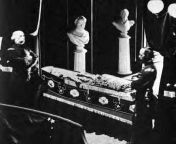 For more than 80 years, there was thought to be no photos of Abraham Lincoln in his coffin. It wasn&#39;t until the 1950&#39;s, that a 14 year old discovered a photo in the collection of a Lincoln enthusiast, who had passed and donated his collection to U from collection of beng