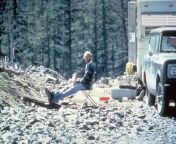 On May 17, 1980. Volcanologist David Johnston sits at Coldwater camp near Mt. St. Helens. At 8:32 a.m. the next morning, Johnston radioed a message to the USGS headquarters: &#34;Vancouver, Vancouver, this is it!&#34; Johnston did not survive the eruption from 巴格隆哪里有小姐上门服务123微信预约网址m877 vip125网上怎么找哪里可以叫服务123微信预约网址m877 vip125巴格隆找小妹包夜服务▷沐浴中心站街女 usgs