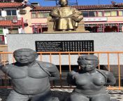 Xi jinping &amp; wife kneeling in front of Dr Sun yat sen statue from desi wife bath in front of baby