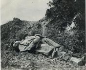 Journalist Ernie Pyle shortly after being killed on Ie Shima, 18 Apr 1945 from 货车底盘起火民警狂追拦截网址👉【1945 cc】dew8