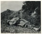 US war correspondent Ernie Pyle lays dead on Ie Shima after being shot in the head; 17 April 1945. General Eisenhower would comment, &#34;The GIs in Europe, and that means all of us, have lost one of our best and most understanding friends.&#34; from ernie judojono