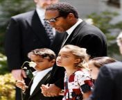 O.J. Simpson holding hands with his children Justin and Sydney at the funeral of their mother, and his ex-wife, Nicole Simpson Brown following her murder, Los Angeles, June 16, 1994. [2649 x 3287] from 宫津市小妹约炮妹子约炮q q▷259686539宫津市外围女美女服务全套q q▷259686539宫津市约小姐上课服务 宫津市小妹约炮上门服务 2649