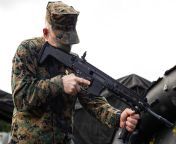 US Marine inspects the new Japanese Type 20 service rifle [5057 x 3371] from 谷歌竞价排名怎么收费⏩排名代做游览⭐seo8 vip⏪3371
