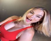 Huge cleavage and smile from bong babe huge cleavage and boobs shake navel show dance