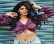 Sadhvi Singh navel in purple top and blue jeans from sadhvi par