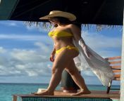 Kiara Advani navel in yellow bikini from aditi mistry in yellow bikini live
