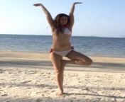 Karina Kapoor Khans white body in white bikini covering her black parts from karina kapoor nude porn videos