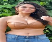 Ahh kyaa boobs hai Mrunal Thakur ke? from sarre boobs chus liye aunty ke honeymoon
