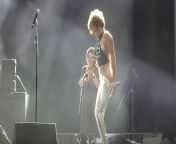 Sophia Urista (vocalista da banda Brass Against) urinou em um fã durante o set da banda no festival Welcome to Rockville. from vocalista forrÃƒÂ³ video