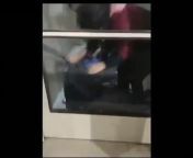 La Plata: Chicas redujeron a un chorro que haba intentado robar en un edificio y lo entregaron a la polica from plata