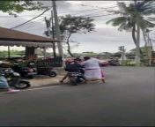 pria ini mengamuk kepada society karena motornya rusak from www xxx com karena kapoor sex videos দ