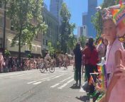 Grupos de ciclistas nus, desfilam em frente a crianças from crianças sex