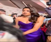 Jhanvi kapoor deep cleavage from mallu maid shows deep cleavage thighs mp4