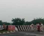An extremely disturbing video of policemen in Muzaffarpur district of Bihar allegedly dumping body in canal in the middle of a busy road has surfaced. Police claimed the body was of a victim of an accident. from rohtas bihar se