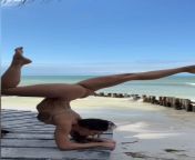 Hermosa haciendo yoga con su divino y sensual cuerpo from castigo divino